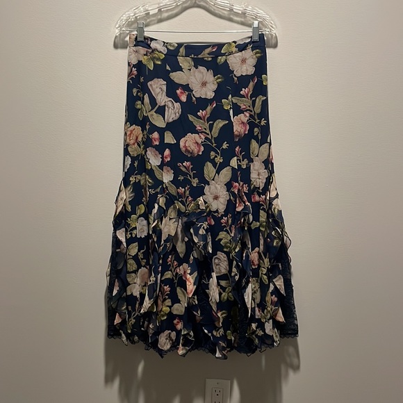 ALICE + OLIVIA Moody Floral Silk & Lace Skirt. Size 4 - Picture 4 of 11
